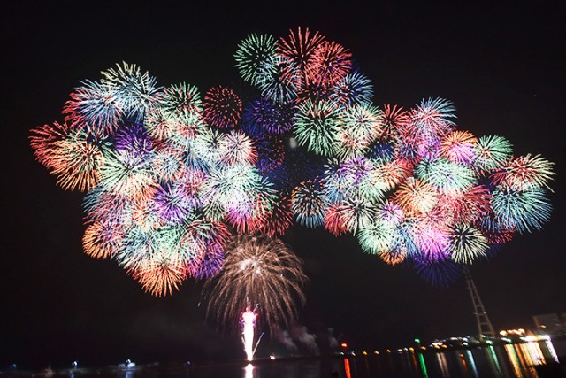第６９回おわせ港まつり 尾鷲港の夜空を彩る花火 午後８時 太平洋新聞電子版