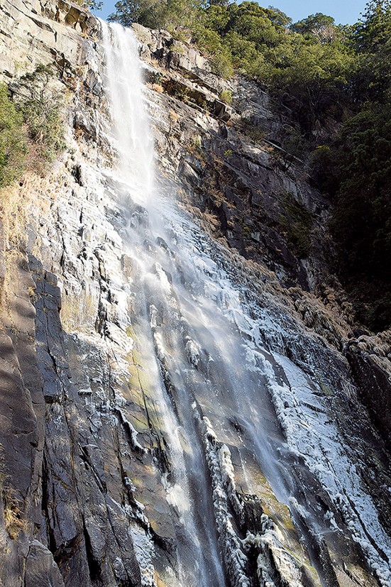 那智の滝 ２年ぶり凍る 岩肌と滝つぼ 強い寒波の影響 フォトサービス 太平洋新聞電子版