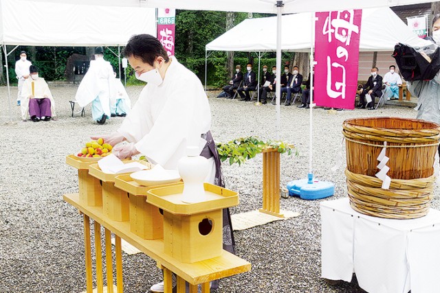 本殿前の「梅漬けの儀」