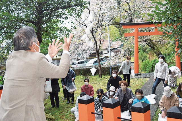 神事終了後に行われた餅まき