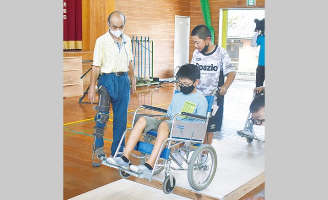 苦労や思いやり学ぶ 福祉体験講座 王子ヶ浜小 / 太平洋新聞電子版