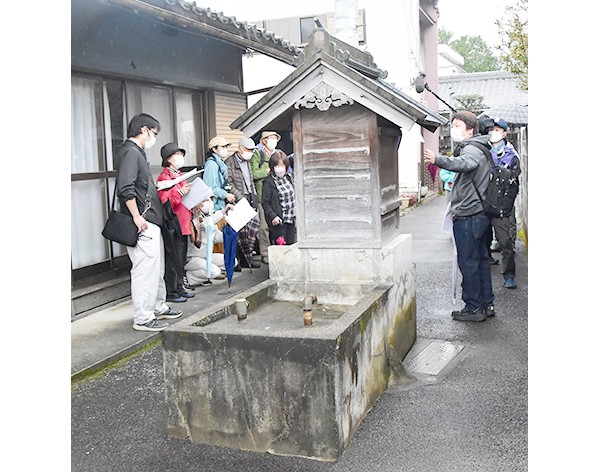 中町の井戸を見学する参加者