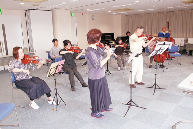 カノンの曲を練習するメンバー
