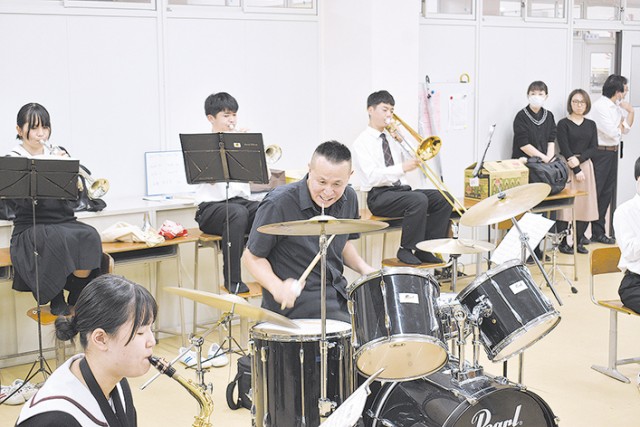 コラボ演奏に向けて音合わせする梶原さん