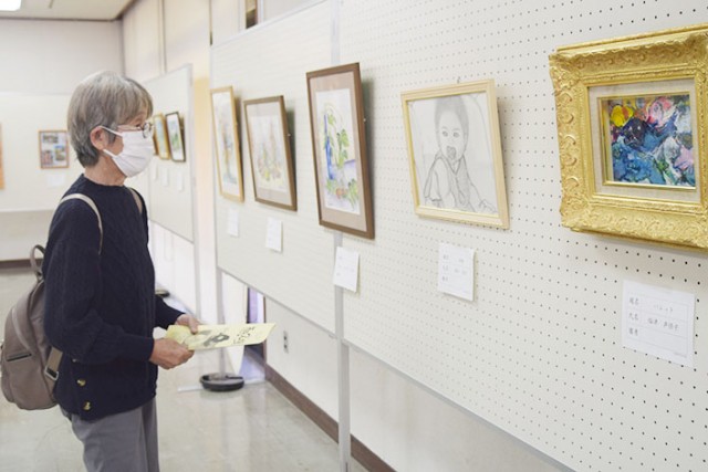 作品を鑑賞する来場者