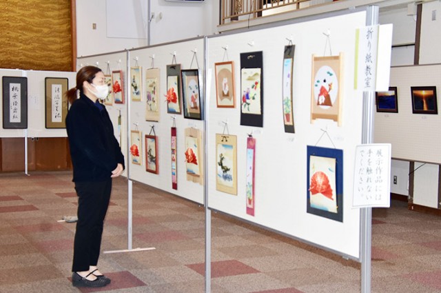 サークル・講座生の作品を鑑賞する来場者