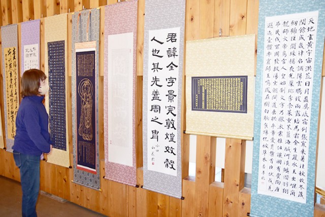 多彩な作品が並ぶ（右から２番目が尾﨑さん、４番目が知事賞の劉さんの作品）