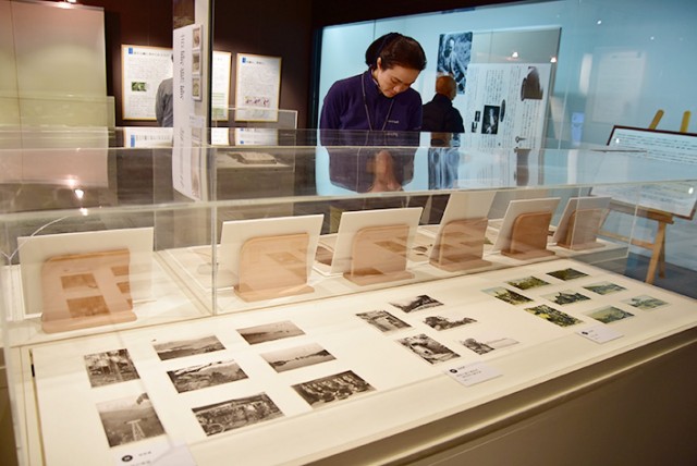 当時の資料や標本、絵はがきなどを展示している