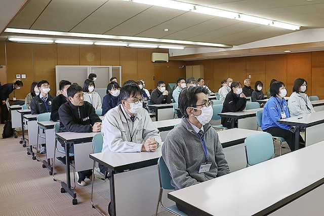 熱心に聞き入る町職員ら
