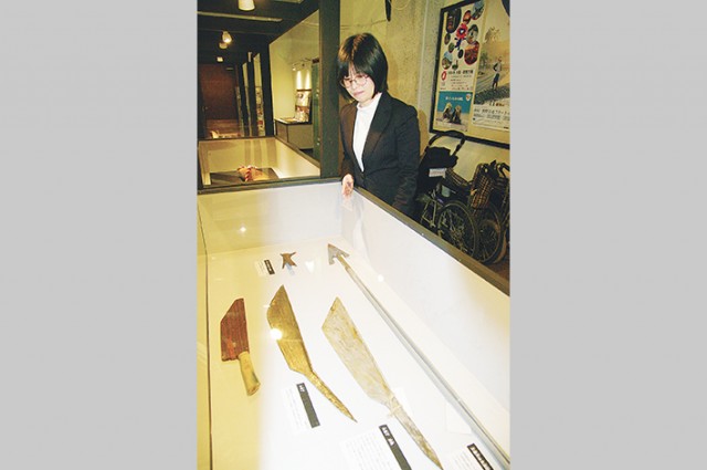 小型鯨類の捕鯨に使用した銛など展示品を紹介する中江副館長