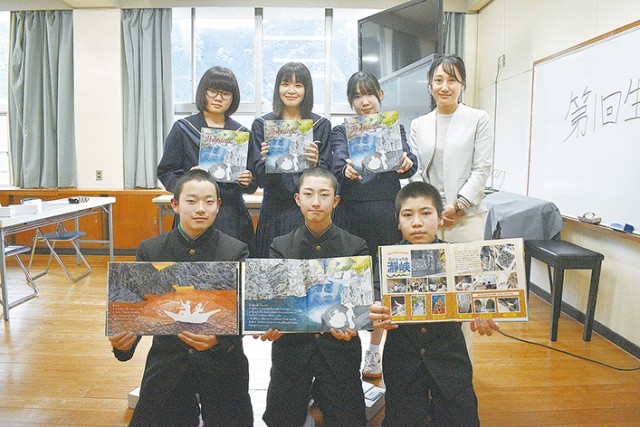 完成した絵本を紹介する生徒たち