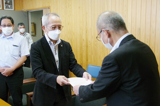 田岡市長（右）に要望書を手渡す榎本会長