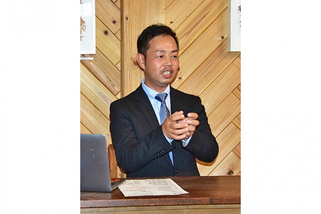 会見し政治への思いを語る岩澤さん