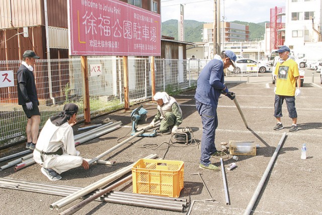 盆踊りを控えやぐら舞台の製作を行う会員ら