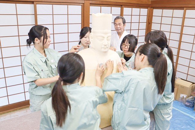 レプリカを磨く和歌山工業高校の生徒（８月２４日撮影）