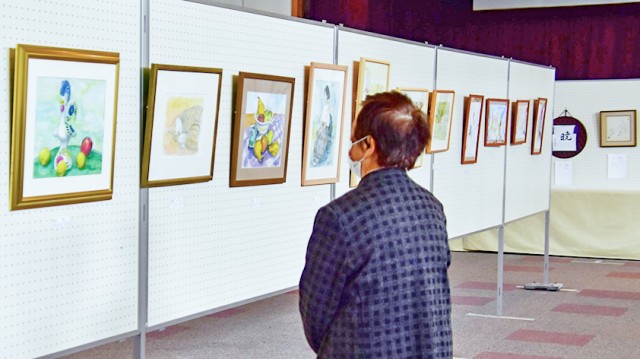 サークル・講座生の作品を鑑賞する来場者