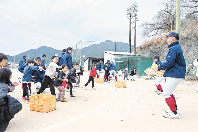 野球部員の持つかごに全力で玉入れ