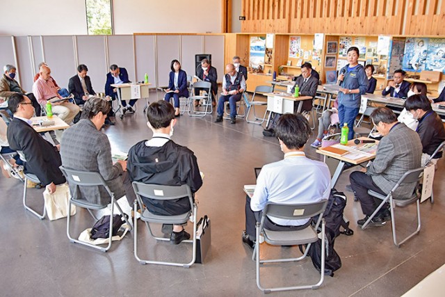 参加者がそれぞれの立場から提言を行った