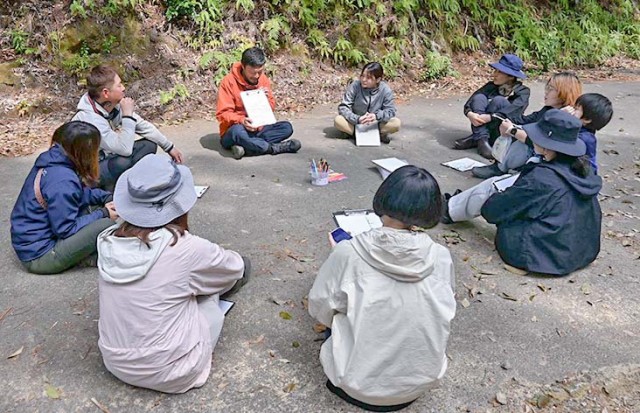 スケッチを発表する保護者