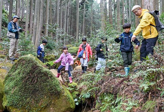 森を散策する子どもたち