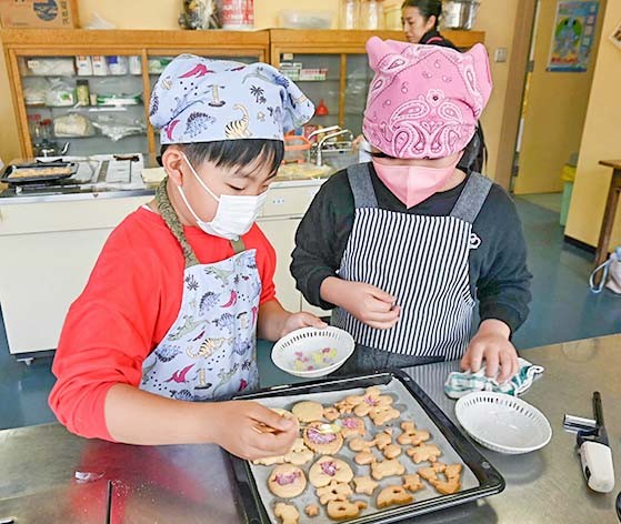 色とりどりのあめを載せる